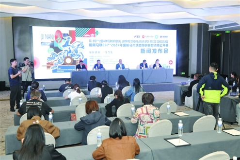 这场省内最高水平的国际马术场地障碍赛事,总奖金高达80万元记者张效嘉王进摄